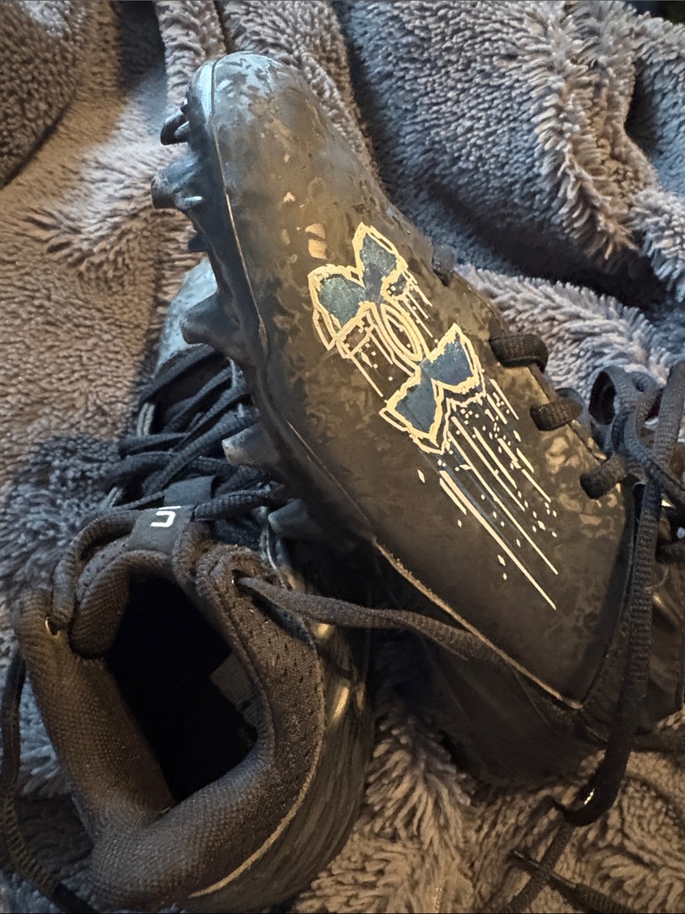 Under Armour soccer cleats boys youth 1.5